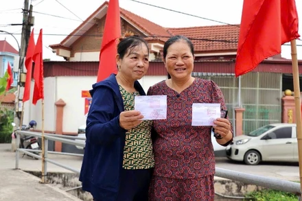 Giáo dân xã Kim Sơn vui mừng sau khi hoàn thành việc bỏ phiếu.