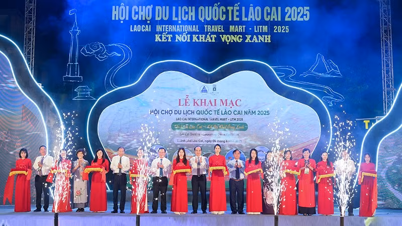 Các đại biểu cắt băng khai mạc Hội chợ Du lịch quốc tế Lào Cai năm 2025.