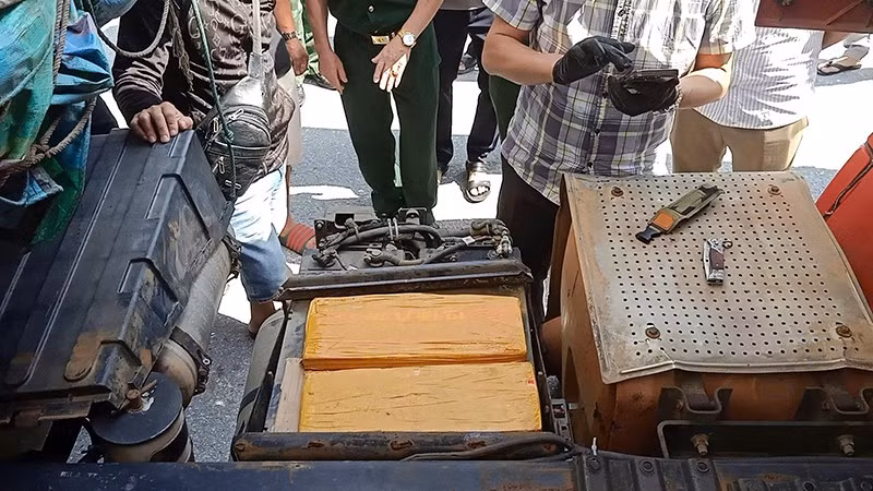 Khám xét xe chở bạc qua biên giới.