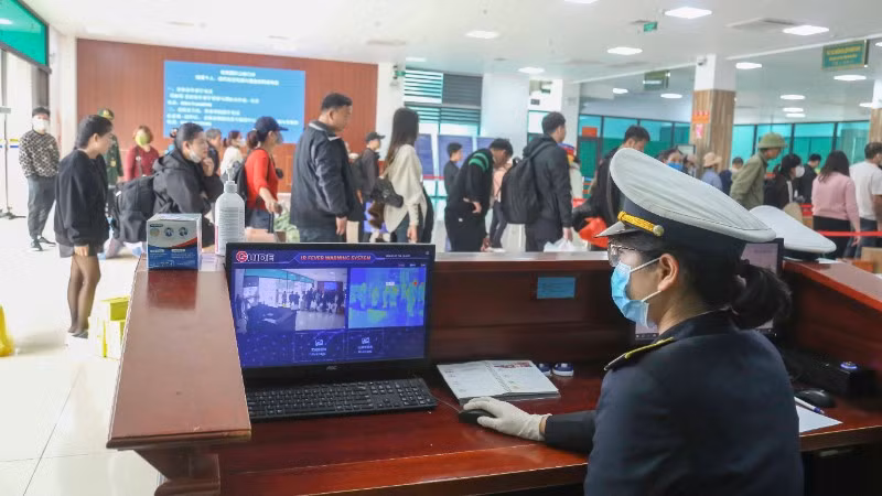 Hệ thống máy đo thân nhiệt giám sát tình trạng sức khỏe khi thực hiện các thủ tục xuất, nhập cảnh.