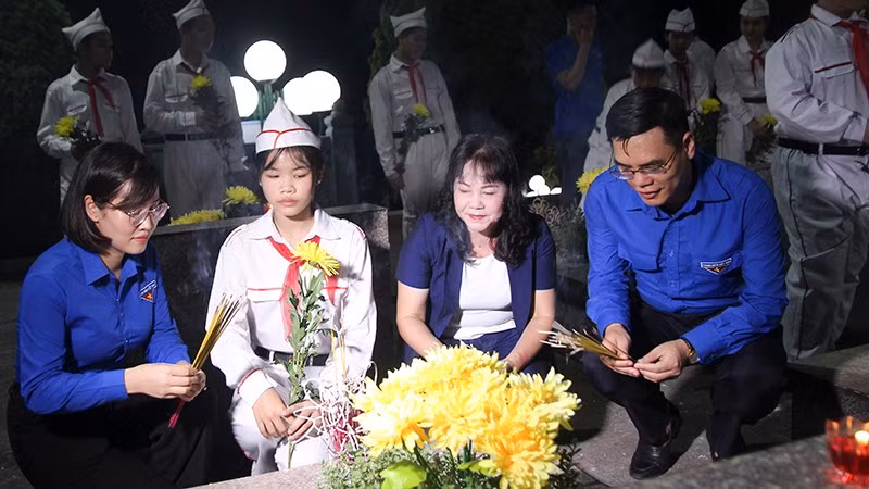 Các đại biểu thắp nến tri ân các Anh hùng liệt sĩ.