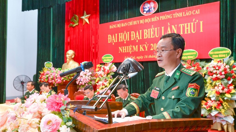 Đại tá Trần Quang Tùng, Phó Chính uỷ Bộ Chỉ huy Quân sự tỉnh, Chính uỷ Ban Chỉ huy Bộ đội Biên phòng tỉnh Lào Cai phát biểu. hai-1387-1702.jpg