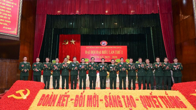 Đại biểu cấp trên chụp ảnh lưu niệm với Ban chấp hành Đảng bộ Ban chỉ huy BĐBP tỉnh Lào Cai, nhiệm kỳ 2025-2030. hai-1491-8103.jpg