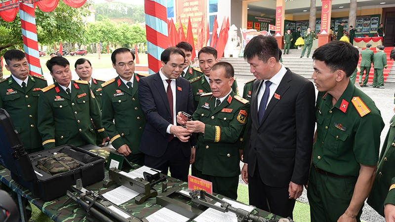 Các đại biểu tham quan gian trưng bày một số cải tiến, và sáng kiến kỹ thuật của Bộ Chỉ huy Quân sự tỉnh Lào Cai. hai-1608.jpg