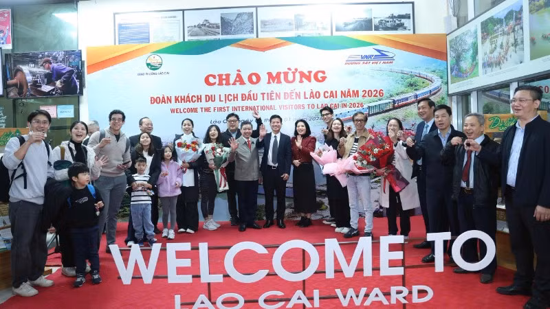 Lào Cai chào đón đoàn khách du lịch đầu tiên trong năm mới.