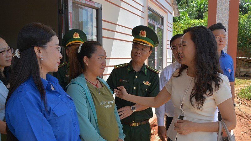 Các đại biểu thăm hỏi, động viên nhân dân. 333-1444-7568.jpg
