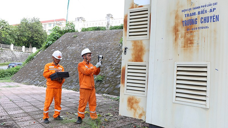 Công nhân ngành điện Lào Cai kiểm tra nhiệt độ tủ điện tại trạm biến áp phục vụ Kỳ thi tốt nghiệp THPT năm 2025. 342.jpg
