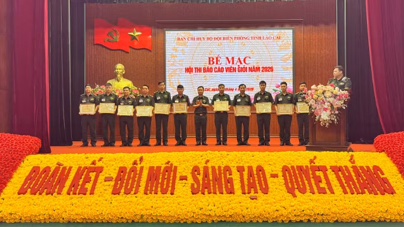 Đại tá Trần Quang Tùng, Chính ủy Bộ đội Biên phòng tỉnh Lào Cai tặng giấy khen cho các cá nhân có thành tích xuất sắc.