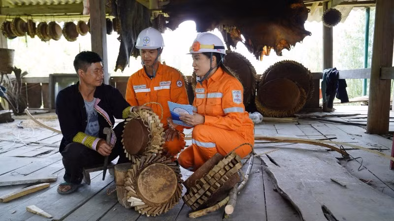 Tuyên truyền, hướng dẫn người dân sử dụng điện an toàn, hiệu quả.