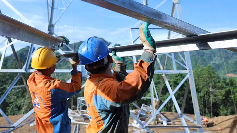 Để hoàn thành một cột điện, các công nhân phải lắp ghép cả trăm tấn kết cấu thép.