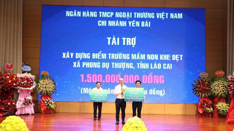 Dịp này, Ngân hàng Thương mại cổ phần Ngoại thương Việt Nam, Chi nhánh Yên Bái đã trao tặng 2,5 tỷ đồng để xây dựng hai trường mầm non trên địa bàn tỉnh Lào Cai. z6851770588745-18ad175e0b771befeec203943b2d96a3-8054.jpg
