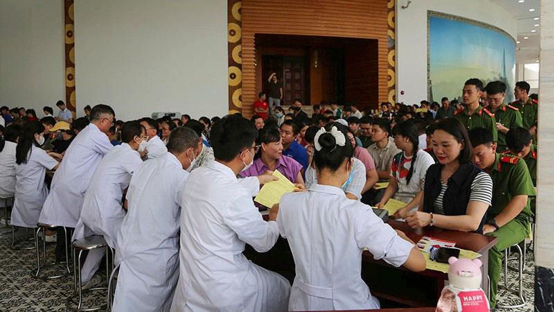 2.000 tình nguyện viên tham gia hiến máu “Hành trình đỏ - Sắc đỏ biên cương”. 3.jpg