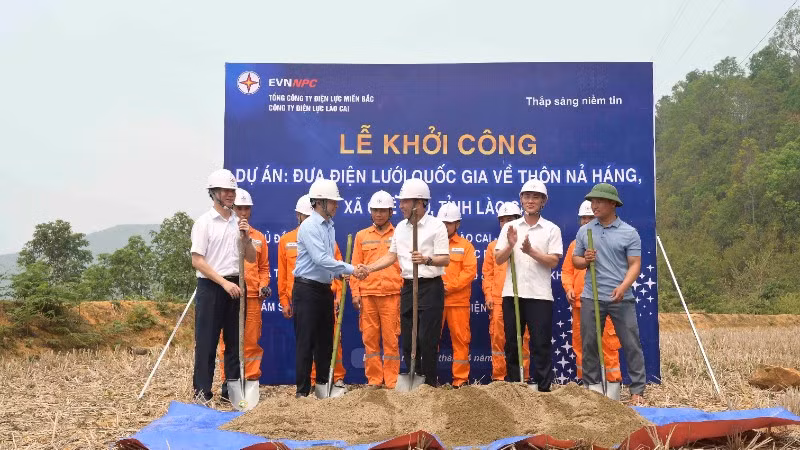 Các đại biểu thực hiện nghi thức động thổ khởi công dự án đưa điện lưới quốc gia về thôn Nả Háng.