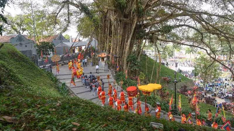 Đoàn rước lễ lên khu vực chính của Đền Thượng.