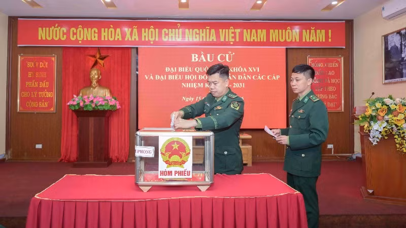 Lãnh đạo Đồn Biên phòng Cửa khẩu quốc tế Lào Cai bỏ phiếu bầu cử.