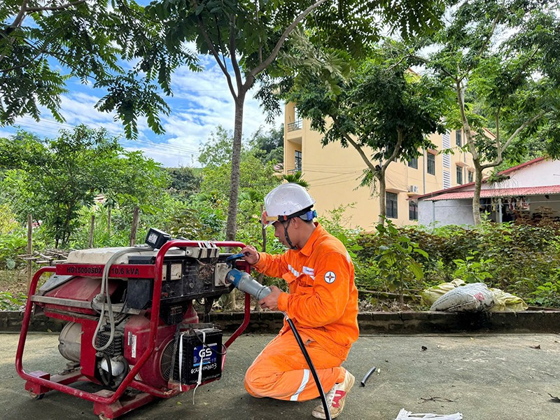 Lắp đặt máy phát điện dự phòng cho các điểm thi. 343-2.jpg