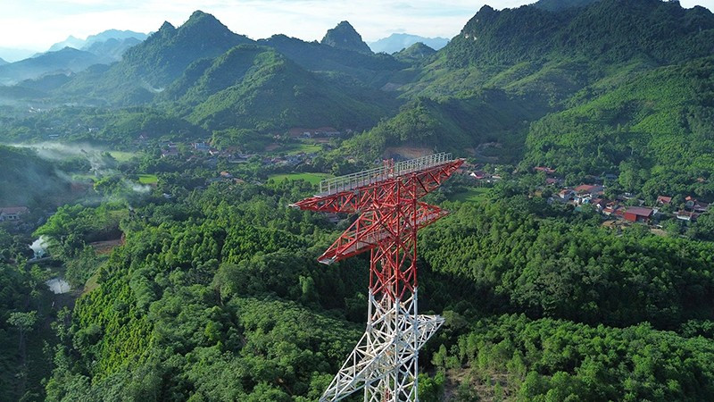 Những cột thép đầu tiên trên toàn tuyến đường dây 500kV Lào Cai-Vĩnh Yên được lắp đặt. 2.jpg
