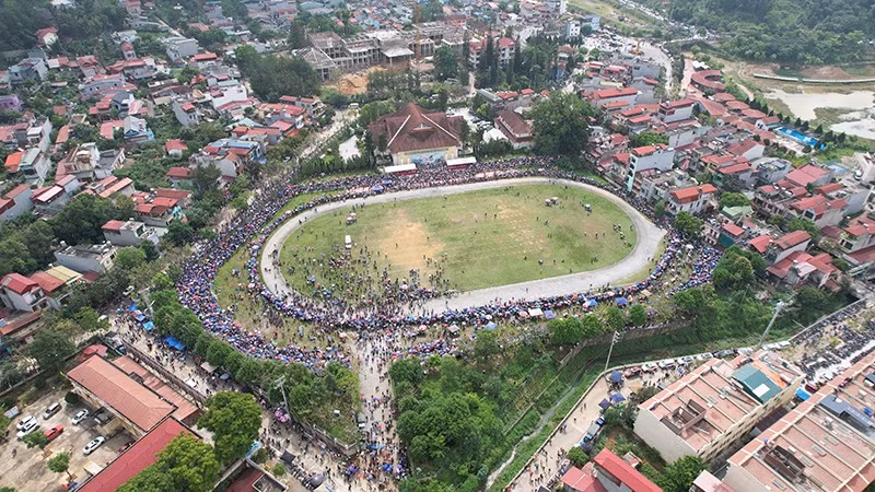 Sân vận động huyện Bắc Hà chật kín người dân và du khách đến cổ vũ cho các kỵ mã.