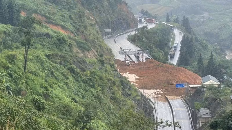 Điểm sạt lở gây chia cắt tuyến đường từ phường Lào Cai đi Sa Pa.