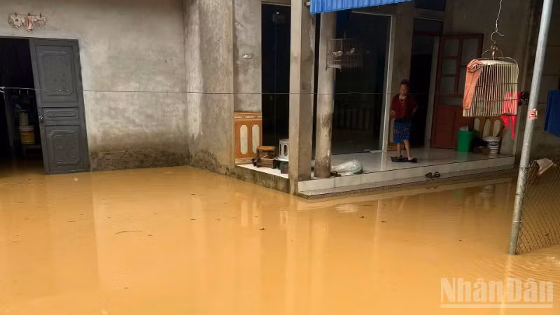 Mưa lớn khiến 12 hộ dân tại xã Thượng Hà bị nước ngập vào nhà.