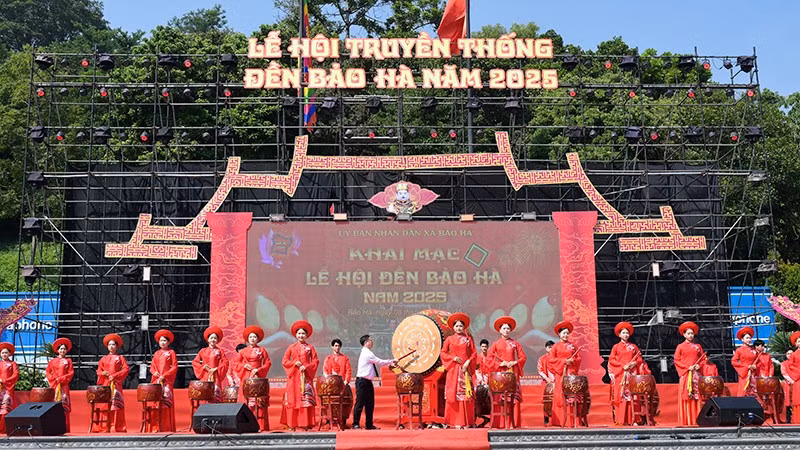 Đánh trống khai mạc lễ hội đền Bảo Hà năm 2025.