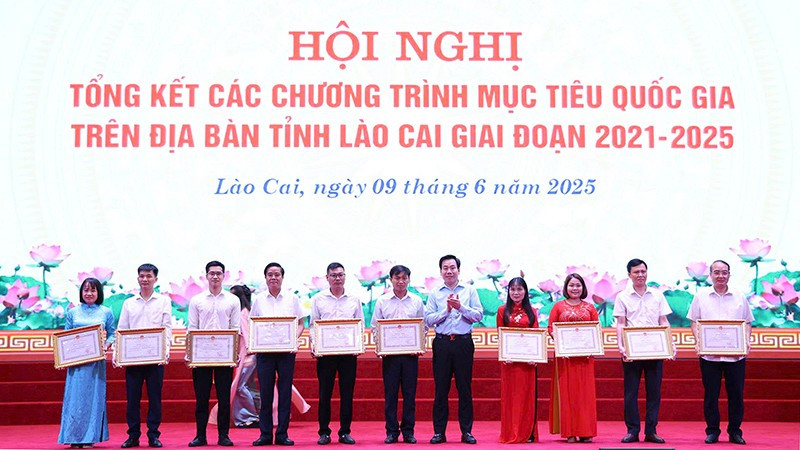 Dịp này Ủy ban nhân dân tỉnh Lào Cai đã khen thưởng nhiều tập thể, cá nhân có thành tích xuất sắc trong phong trào thi đua thực hiện các Chương trình mục tiêu quốc gia. z6687976712259-a9599983d58de23910fc48161c3bd474.jpg