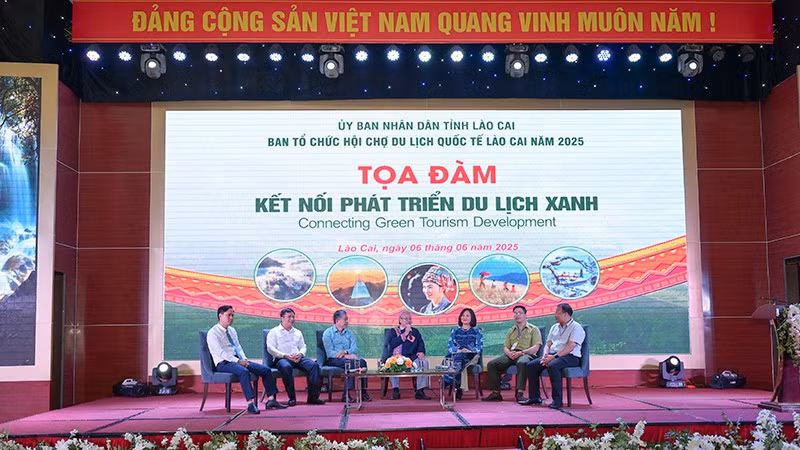 Các đại biểu chia sẻ nhiều cách làm và giải pháp để phát triển du lịch xanh.