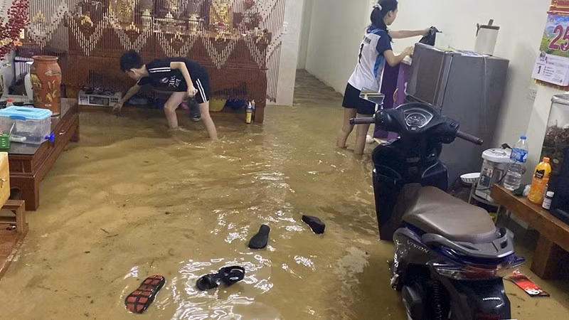 Mưa lũ gây ngập úng, thiệt hại nhiều tài sản của người dân.