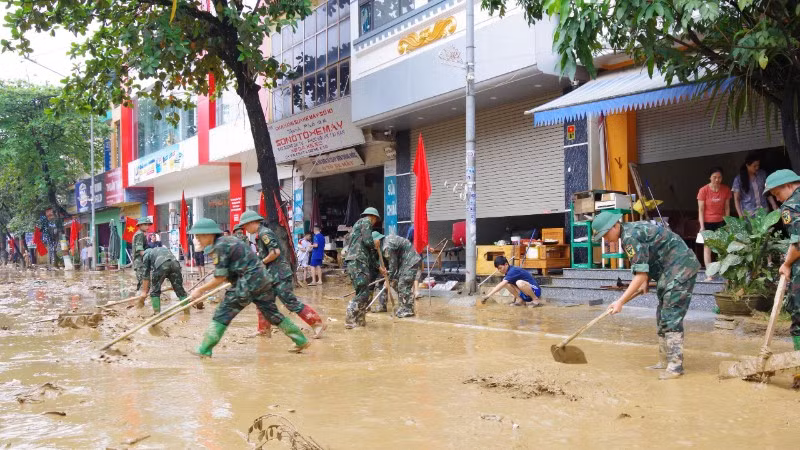 Các lực lượng chức năng hỗ trợ nhân dân khắc phục hậu quả.