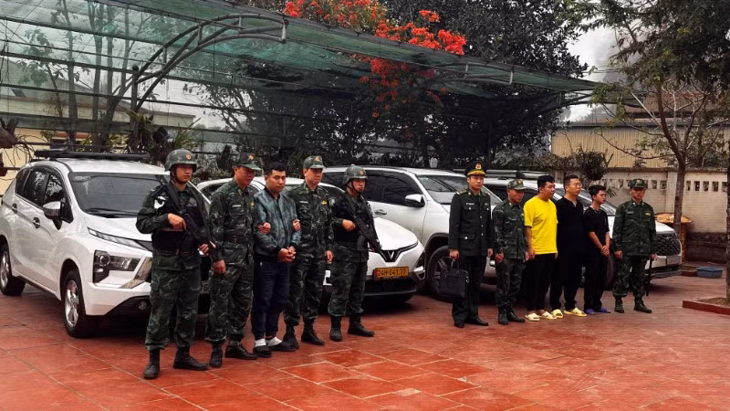 Các đối tượng cùng tang vật bị bắt giữ.