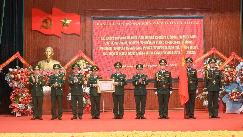 Thiếu tướng Nguyễn Văn Thiện, Phó Tư lệnh Bộ đội Biên phòng thừa ủy quyền của Chủ tịch nước trao tặng Huân chương Chiến công hạng Nhì cho Ban Chỉ huy Bộ đội Biên phòng tỉnh Lào Cai.