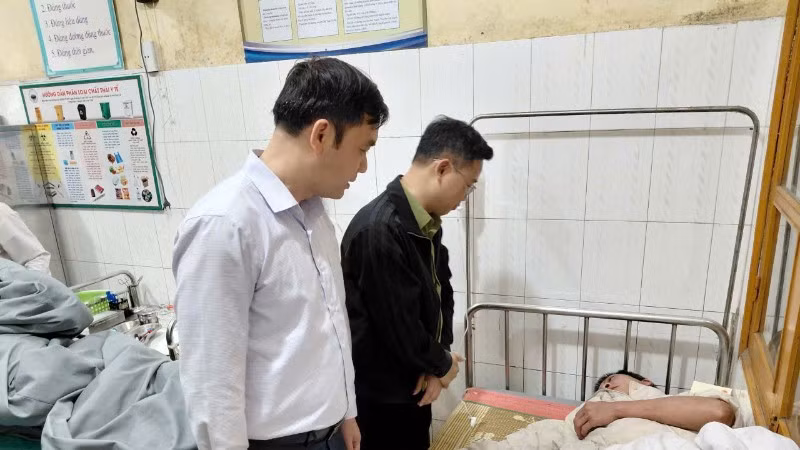 Lãnh đạo Đảng ủy, Ủy ban nhân dân xã Bắc Hà kịp thời thăm hỏi các nạn nhân của trận mưa đá sáng 16/4.