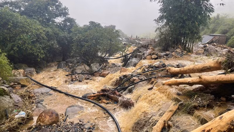 Nước lũ đổ về nhanh khiến nhiều bể nuôi cá bị phá hủy, toàn bộ cá giống và cá thương phẩm của người dân bị cuốn trôi. (Ảnh: nhandan.vn)