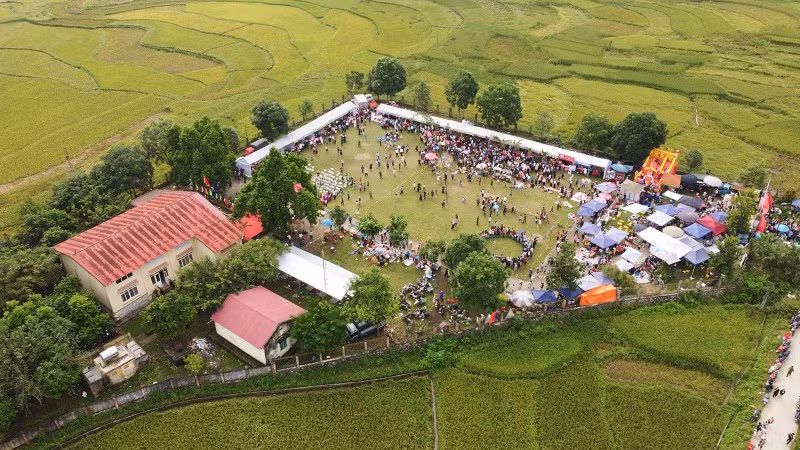 Đông đảo người dân và du khách tham gia Lễ hội cốm Hợp Thành.