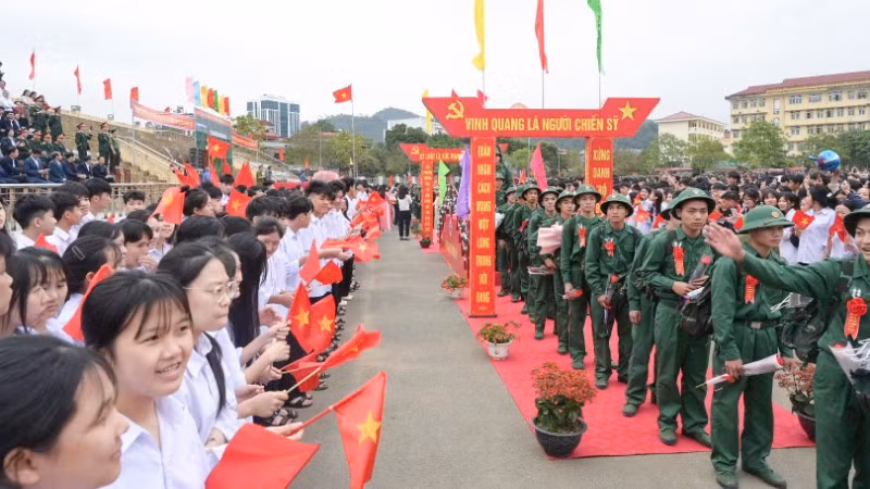 Các tân binh Lào Cai phấn khởi lên đường nhập ngũ.