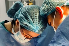 Ê-kíp bác sĩ thực hiện ca phẫu thuật.