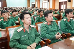 Hạ sĩ quan, binh sĩ tại buổi đối thoại dân chủ. (Ảnh: HỮU TÂN)