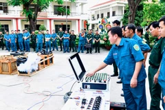 Học viên được trang bị kiến thức về nguyên lý hoạt động của giàn pháo hoa. (Ảnh: HỮU TÂN)