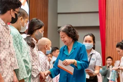 Bà Trương Mỹ Hoa trao quà Tết cho bệnh nhân có hoàn cảnh khó khăn.