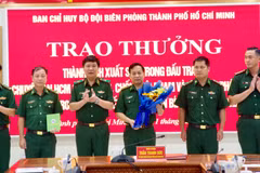 Khen thưởng tập thể có thành tích đấu tranh với đối tượng sản xuất, tàng trữ tiền giả. (Ảnh: Biên phòng cung cấp)