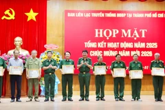 Công tác khen thưởng những hội viên tiêu biểu thuộc Ban liên lạc truyền thống Bộ đội Biên phòng Thành phố Hồ Chí Minh. (Ảnh: QUANG TIẾN)