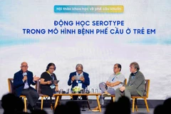 Các chuyên gia trao đổi về phòng bệnh phế cầu khuẩn ở trẻ em. 