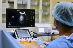 Ê-kíp đốt u gan bằng sóng cao tần (RFA).