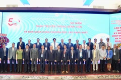 Đại biểu dự hội thảo khoa học chụp ảnh lưu niệm.