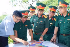 Đoàn khảo sát của Quân khu 7 tại hiện trường. (Ảnh: KIM TRƯỜNG)