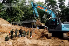 Lực lượng làm nhiệm vụ tìm kiếm, quy tập hài cốt liệt sĩ tại khu B. (Ảnh: LÊ THÀNH)