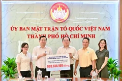 Lãnh đạo Ủy ban Mặt trận Tổ quốc Việt Nam Thành phố Hồ Chí Minh tiếp nhận kinh phí hỗ trợ từ Bệnh viện đại học Y dược Thành phố.