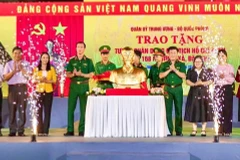 Quang cảnh trao bức tượng chân dung Chủ tịch Hồ Chí Minh cho các đơn vị, địa phương tại Thành phố Hồ Chí Minh.