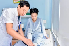 Bác sĩ thăm khám bệnh nhân sau phẫu thuật.
