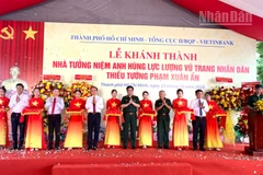Đại biểu cắt băng khánh thành Nhà tưởng niệm.